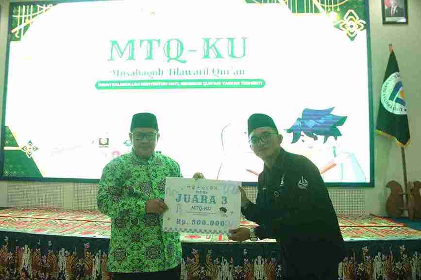 Perwakilan Penyerahan hadiah peserta putra